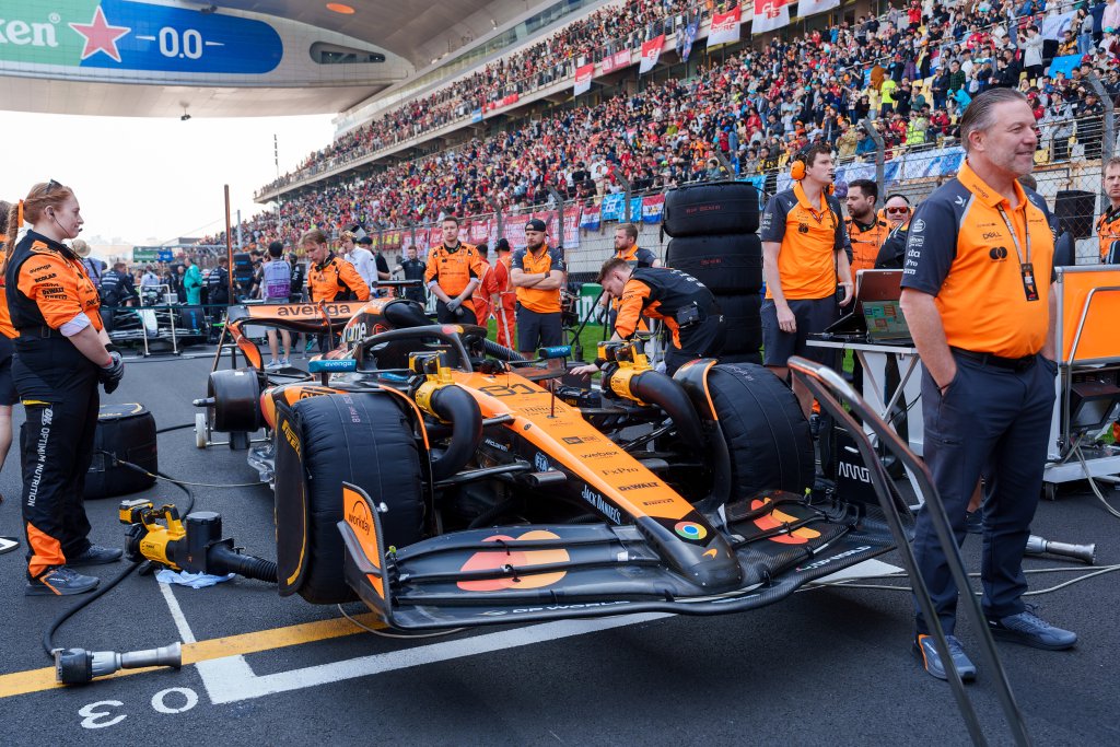 雷诺车队完胜索伯车队，汉密尔顿点燃赛场