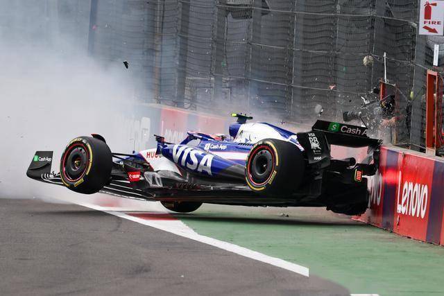 法拉利鏖战阿斯顿马丁，塞恩斯带队取胜